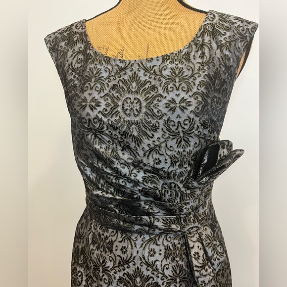 Kay Unger Pleated Brocade Midi Dress Evening Bow Accent Black Gray Size 8 - Picture 3 of 15